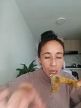 Snapshot of Coeur_de_luxure chatting on November 4, 2025, 6:18 pm Coeur de luxure online show from November 4, 2025, 6:18 pm