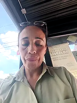 Snapshot of Coeur_de_luxure chatting on November 18, 2025, 6:23 pm Coeur de luxure online show from November 18, 2025, 6:23 pm