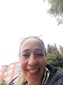 Snapshot of Coeur_de_luxure chatting on November 19, 2025, 7:25 pm Coeur de luxure online show from November 19, 2025, 7:25 pm