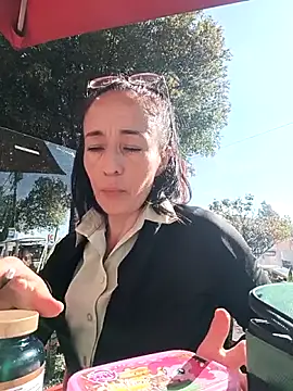 Snapshot of Coeur_de_luxure chatting on December 17, 2025, 1:50 pm Coeur de luxure online show from December 17, 2025, 1:50 pm