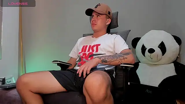 mattiwsmorris  online show from October 25, 2025, 7:27 am