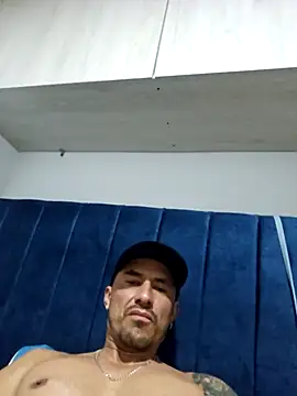 Snapshot of Iuver chatting on February 24, 2026, 11:36 pm Iuver online show from February 24, 2026, 11:36 pm