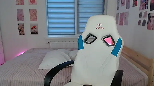 Snapshot of Karina_Hendrick chatting on March 8, 2025, 10:11 am Karina Hendrick online show from March 8, 2025, 10:11 am