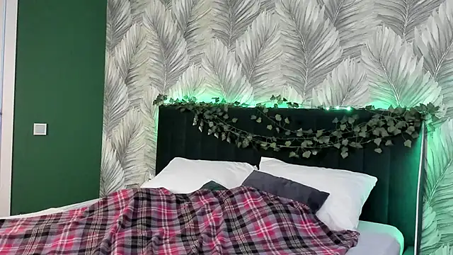 boozekirs  online show from November 5, 2025, 3:06 am