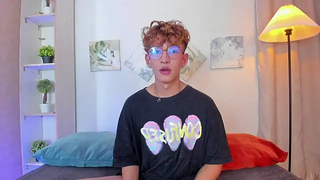 iiangel  online show from December 5, 2025, 3:15 am