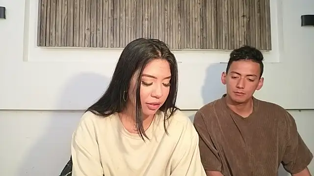 Snapshot of aron_and_paula chatting on November 10, 2025, 3:27 am aron and paula online show from November 10, 2025, 3:27 am