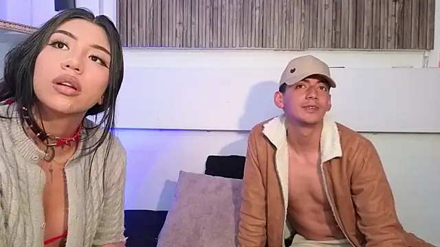 Snapshot of aron_and_paula chatting on November 18, 2025, 5:45 am aron and paula online show from November 18, 2025, 5:45 am