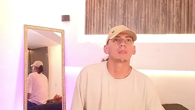 Snapshot of aron_and_paula chatting on December 2, 2025, 3:56 am aron and paula online show from December 2, 2025, 3:56 am