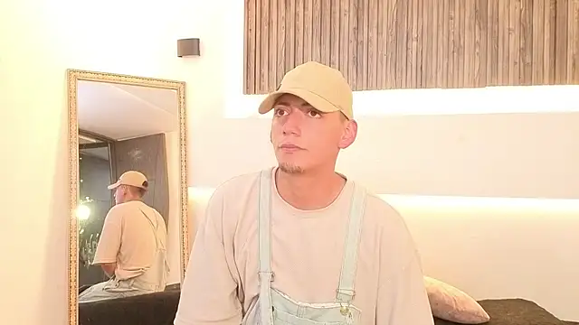 Snapshot of aron_and_paula chatting on December 3, 2025, 12:29 am aron and paula online show from December 3, 2025, 12:29 am