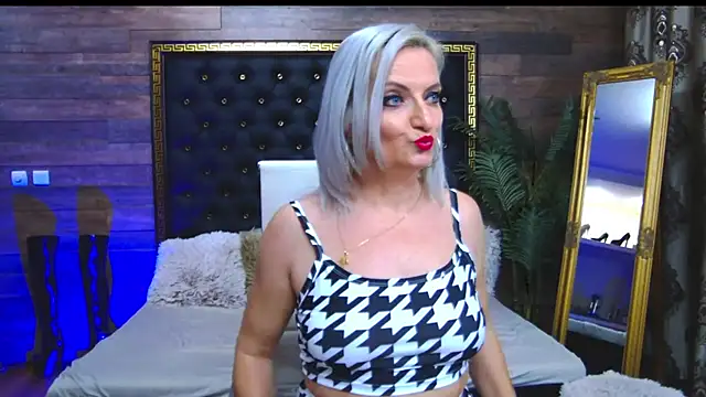 Snapshot of LadyTouch chatting on February 19, 2025, 3:50 am LadyTouch online show from February 19, 2025, 3:50 am