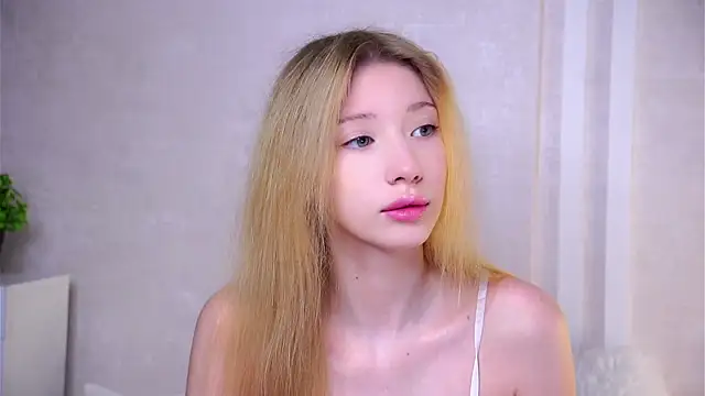 SunnivaCovil online show from June 29, 2026, 2:39 pm