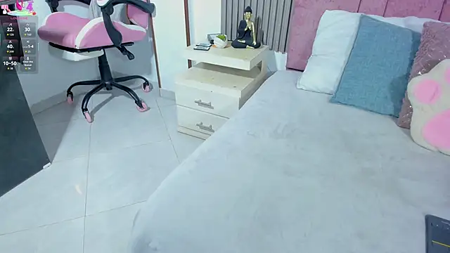 cutie sarax1 online show from November 26, 2025, 1:01 pm