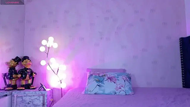 innocenthazel online show from April 9, 2026, 2:55 am