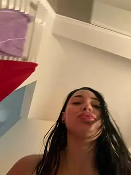 Mia Splash online show from April 5, 2026, 8:33 am