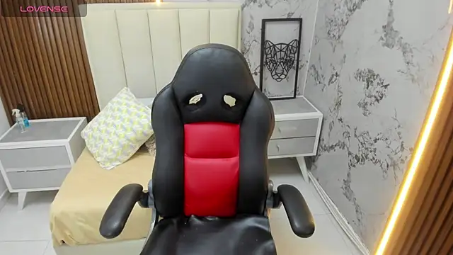 Snapshot of MEGANZARICK chatting on October 20, 2025, 12:27 pm MEGANZARICK online show from October 20, 2025, 12:27 pm