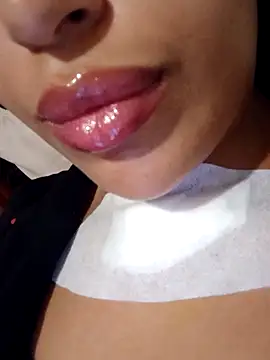 Snapshot of Sexlove1xo chatting on October 25, 2025, 12:29 am Sexlove1xo online show from October 25, 2025, 12:29 am