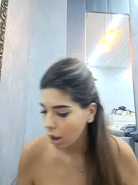 Bella Posh online show from October 28, 2025, 5:44 am