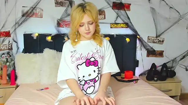 Snapshot of EmilyAngells chatting on October 28, 2025, 10:41 am EmilyAngells online show from October 28, 2025, 10:41 am