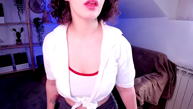Snapshot of CurlyVixen chatting on March 17, 2025, 7:13 am CurlyVixen online show from March 17, 2025, 7:13 am