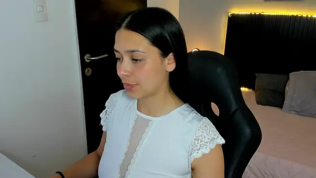 Snapshot of angeline_davies chatting on October 22, 2025, 3:51 am angeline davies online show from October 22, 2025, 3:51 am