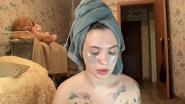 Just Scarlet  online show from March 18, 2025, 5:10 pm