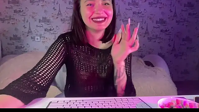 Just Scarlet  online show from September 22, 2025, 11:23 am