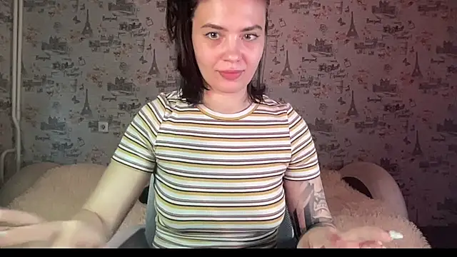 Just Scarlet  online show from September 23, 2025, 10:51 am