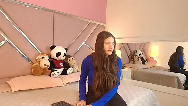 Emilybennett  online show from March 14, 2025, 7:34 pm