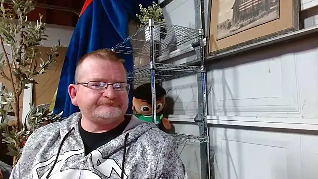 Snapshot of Randomoldguy615 chatting on February 24, 2025, 2:51 am Randomoldguy615 online show from February 24, 2025, 2:51 am