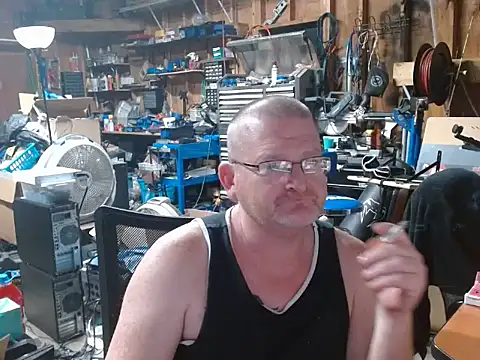 Snapshot of Randomoldguy615 chatting on October 9, 2025, 12:41 am Randomoldguy615 online show from October 9, 2025, 12:41 am