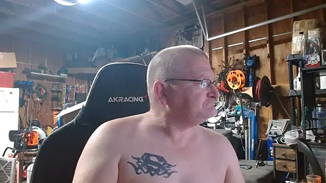 Snapshot of Randomoldguy615 chatting on March 7, 2026, 4:42 am Randomoldguy615 online show from March 7, 2026, 4:42 am