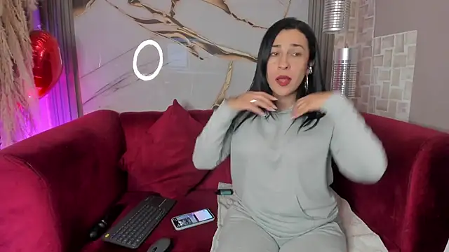 Bella williamss  online show from November 27, 2025, 8:33 pm