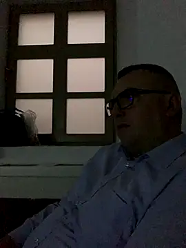 Snapshot of Mike8523 chatting on December 17, 2025, 5:35 am Mike8523 online show from December 17, 2025, 5:35 am