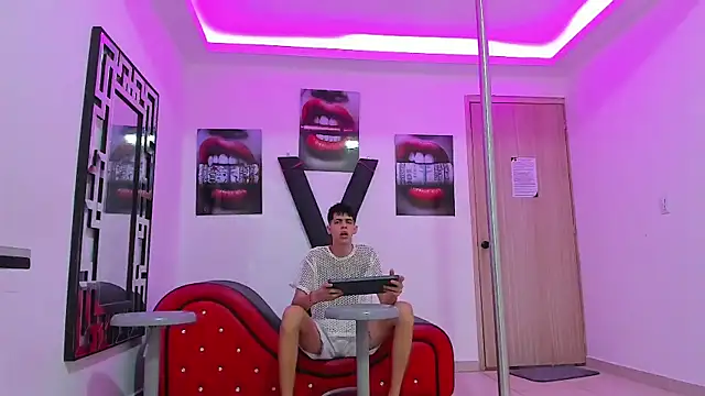 Snapshot of KING_OFF_BOYS chatting on October 4, 2025, 1:09 pm KING OFF BOYS online show from October 4, 2025, 1:09 pm