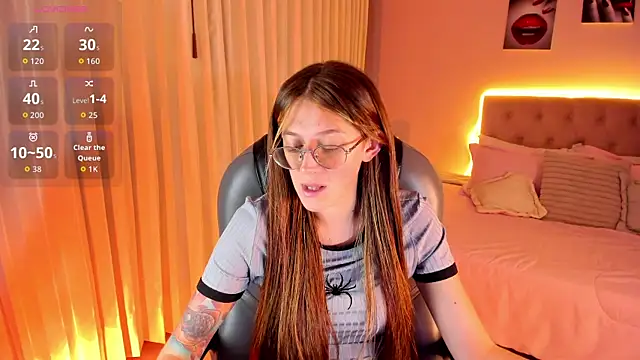 Snapshot of Emily_Warren_ chatting on April 1, 2026, 8:17 pm Emily Warren online show from April 1, 2026, 8:17 pm