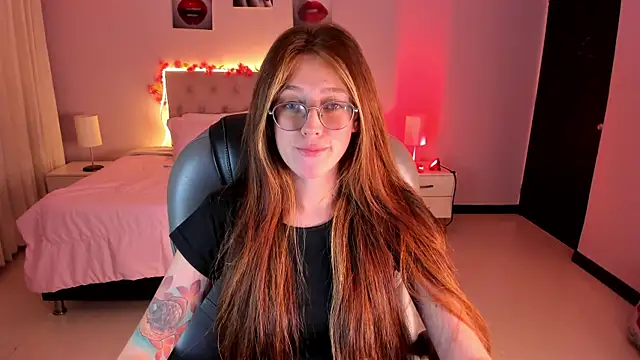 Snapshot of Emily_Warren_ chatting on April 6, 2026, 9:05 pm Emily Warren online show from April 6, 2026, 9:05 pm