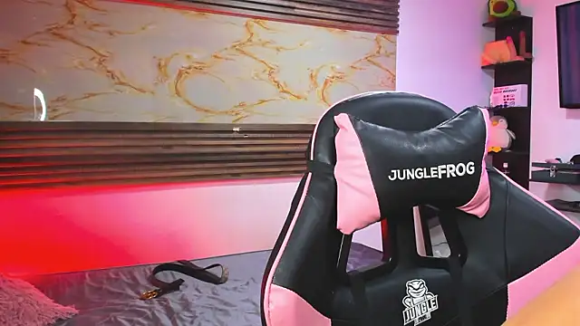 Snapshot of Cloe_roouse chatting on March 13, 2026, 7:42 pm Cloe roouse online show from March 13, 2026, 7:42 pm