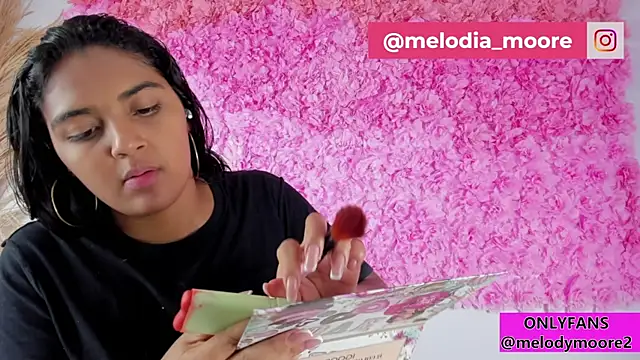 Snapshot of Melodymoore_ chatting on November 19, 2025, 10:21 pm Melodymoore online show from November 19, 2025, 10:21 pm