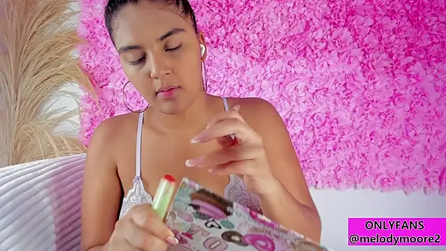 Snapshot of Melodymoore_ chatting on November 24, 2025, 2:33 am Melodymoore online show from November 24, 2025, 2:33 am