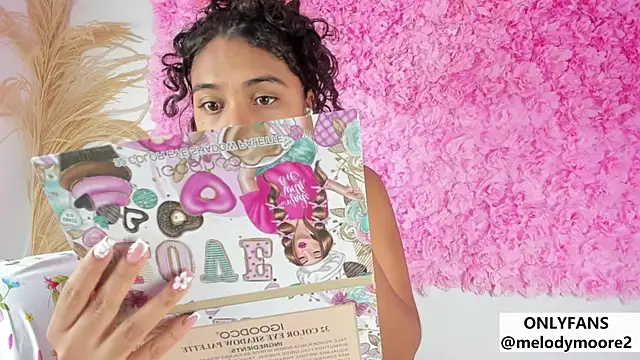 Snapshot of Melodymoore_ chatting on December 18, 2025, 10:49 pm Melodymoore online show from December 18, 2025, 10:49 pm