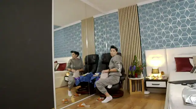 Snapshot of zoeylarkens chatting on February 28, 2025, 4:20 pm zoeylarkens online show from February 28, 2025, 4:20 pm