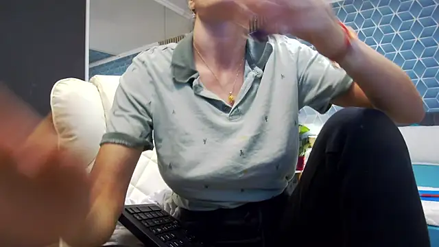 Snapshot of zoeylarkens chatting on November 6, 2025, 5:47 pm zoeylarkens online show from November 6, 2025, 5:47 pm