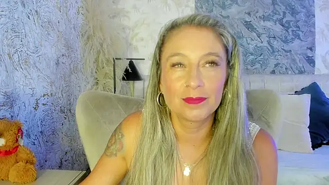 Liannaa  online show from December 1, 2025, 8:03 pm