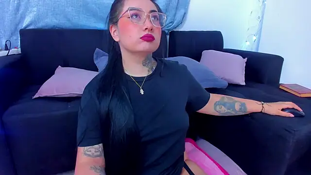 Snapshot of Curvybaddie99 chatting on November 6, 2025, 2:34 am Curvybaddie99 online show from November 6, 2025, 2:34 am