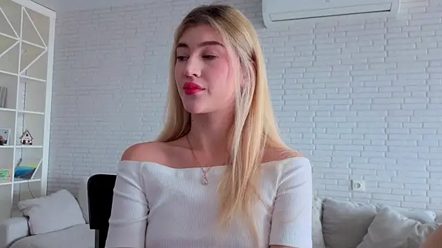 Snapshot of Tessalune_ chatting on October 5, 2025, 6:34 am Tessalune online show from October 5, 2025, 6:34 am