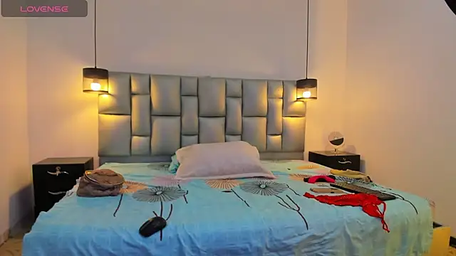 Snapshot of LunaaSweett chatting on December 15, 2025, 7:40 pm LunaaSweett online show from December 15, 2025, 7:40 pm