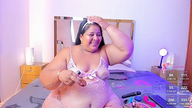 Snapshot of LunaaSweett chatting on December 20, 2025, 12:23 pm LunaaSweett online show from December 20, 2025, 12:23 pm