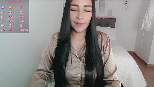 luna lgomez  online show from October 1, 2025, 1:39 pm