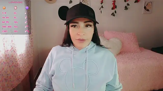 luna lgomez  online show from November 12, 2025, 12:38 pm