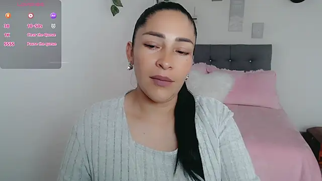 luna lgomez  online show from March 5, 2026, 12:12 pm